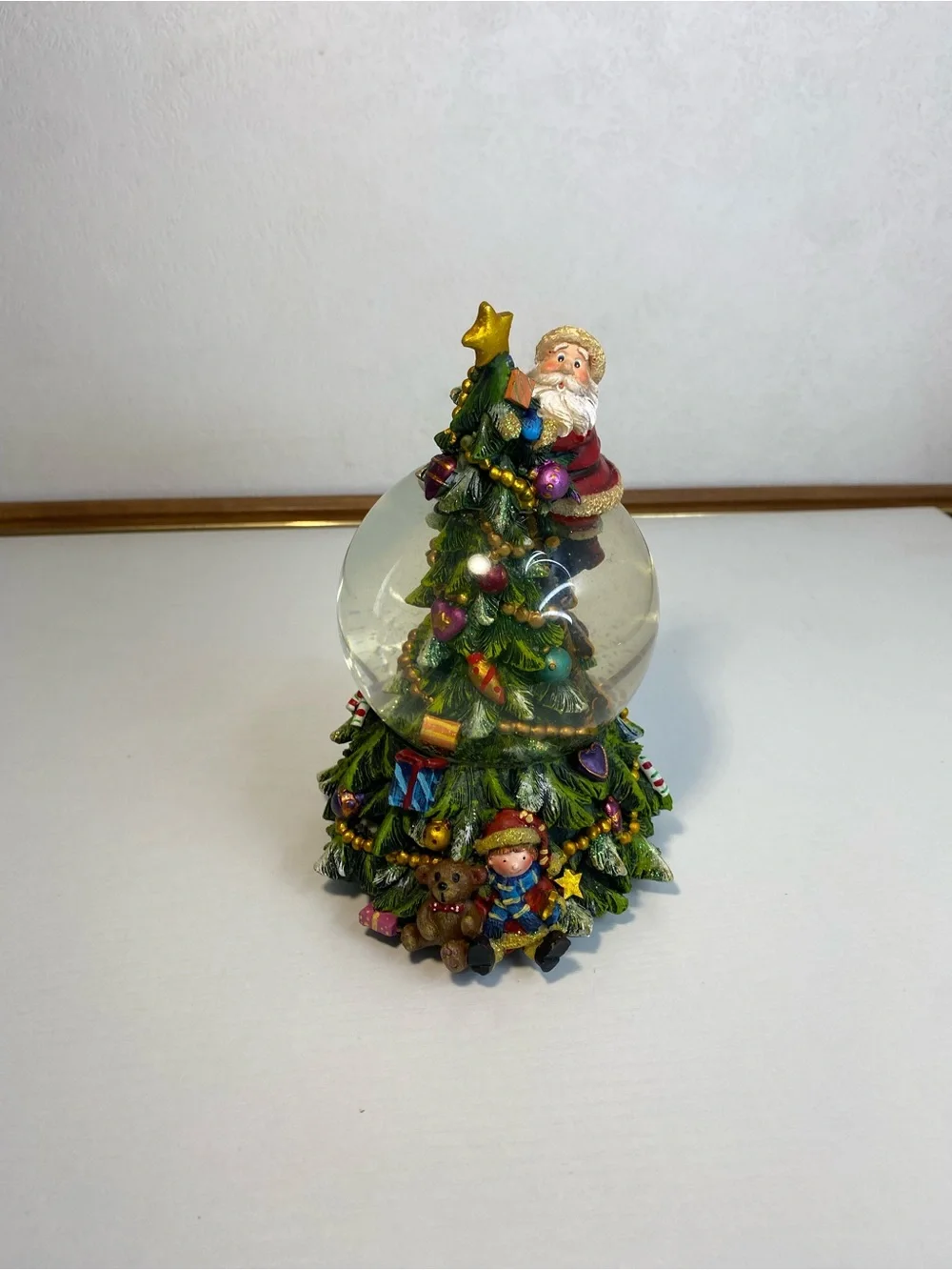 Dekohelden24 Charming Snow Globe on The Christmas Tree, with Santa Clause